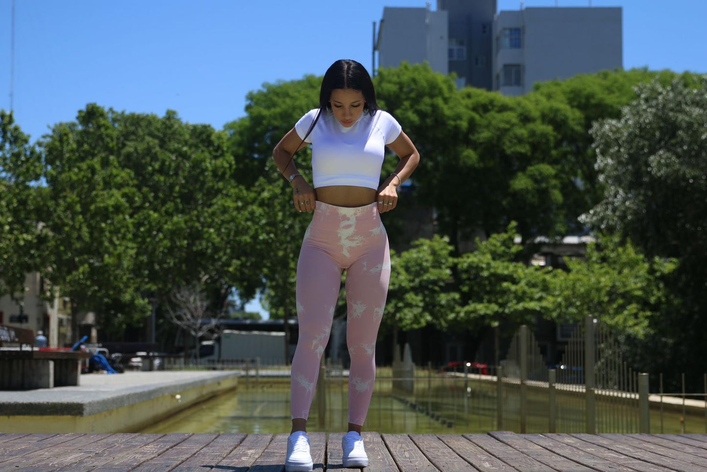 CALZA LARGA JASPEADA ROSA